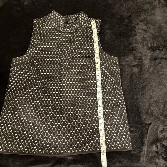 Banana Republic Black and Gold Patterned Mock Neck Shell Sleeveless Top SZ M - Picture 4 of 9